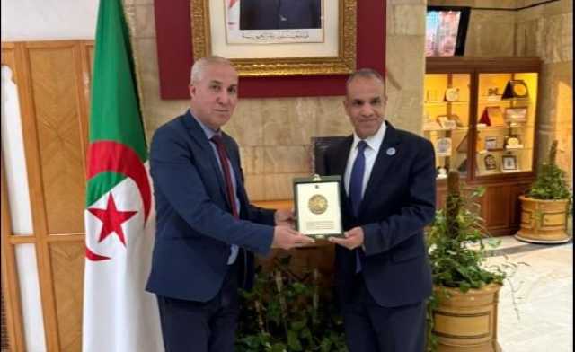وزير الخارجية يزور النصب التذكاري بمقام الشهيد في الجزائر
