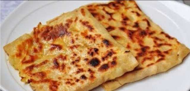وجبة على الفطور والعشاء.. طريقة عمل فطيرة الطاسة لـ ربات البيوت