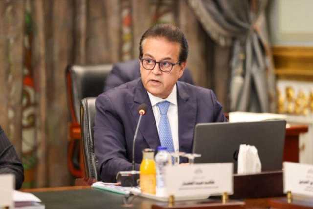 عاجل| وزير الصحة يرفع بدل المهن الطبية إلى 1700 جنيه