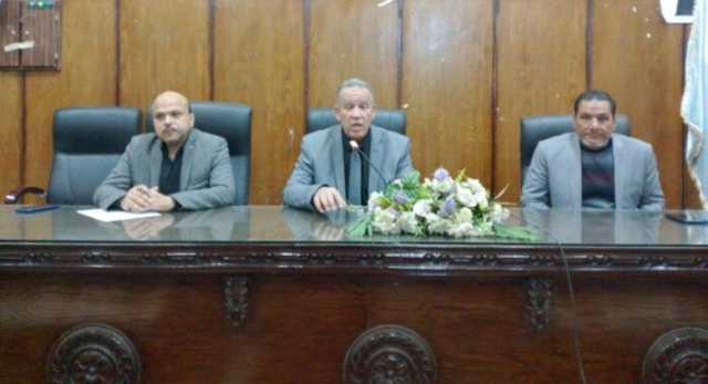 مدير تعليم أسيوط يجتمع بالمعنيين بالمتابعة الميدانية لمناقشة ضوابط التزام المدارس