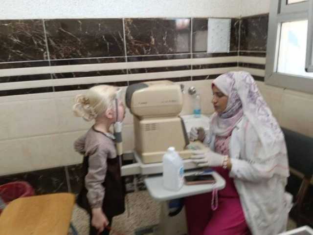 الكشف علي 133حالة فى قافلة طبية لجامعة بنها بمدرسة المكفوفين
