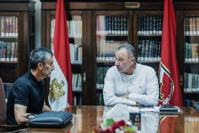 الخطيب يجتمع مع الجهاز الفني الجديد لفريق الكرة بالأهلي