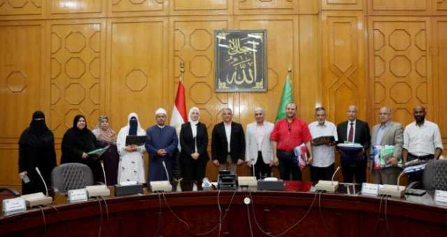 محافظ الإسماعيلية يسلم تأشيرات الحج وتذاكر السفر لحجاج الجمعيات الأهلية