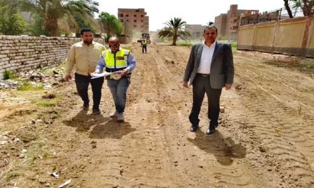 رئيس مدينة الأقصر يتفقد أعمال فتح شارعين بمنطقة حوض 18 بحي جنوب