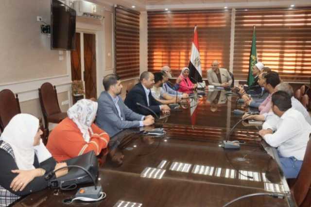 «حجاج بيت الله أمانة».. محافظ القليوبية يلتقي بمشرفي بعثة الحج ويشدد على خدمتهم