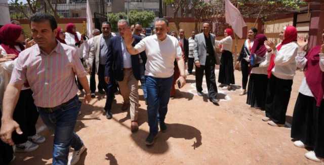 محافظ أسيوط يشهد حفل تخريج طالبات مدرسة الأمل للصم ويؤكد دعمه لذوي الهمم