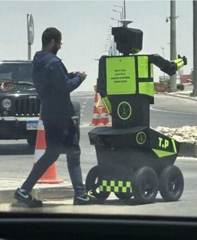 تمهيدًا لتعميمه في الشوارع.. شاهد اختبار أول روبوت مروري ذكي