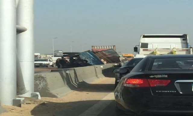 إعادة الحركة المرورية بطريق بنها الحر بعد انقلاب سيارة ملاكي بالقليوبية