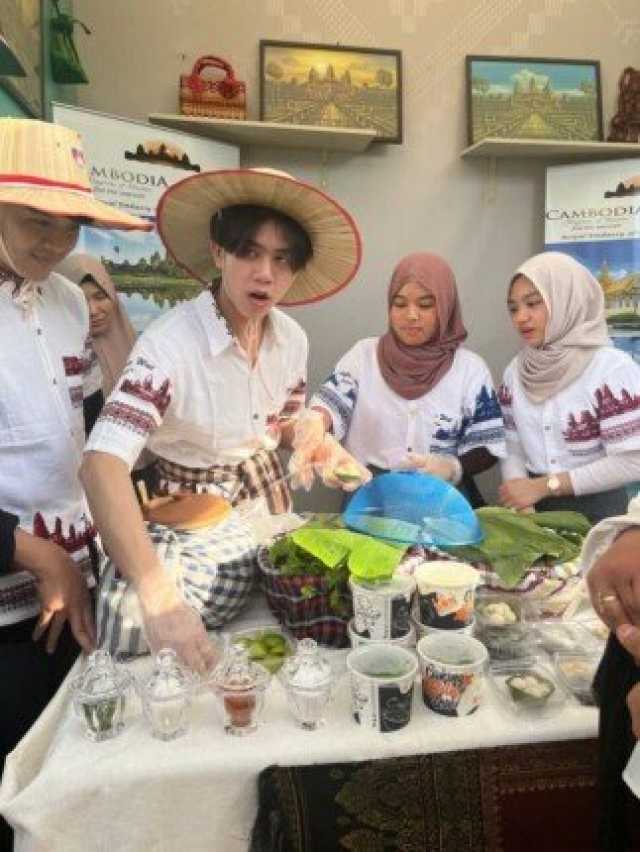 سفير كمبوديا يتفقد معرض 'ديارنا زهور الربيع' بحضور أفراد الجالية في مصر