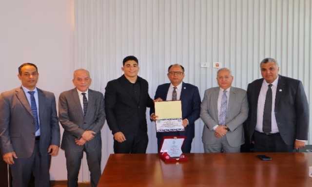 رئيس جامعة حلوان الأهلية يكرم بطل إفريقيا في المصارعة الحرة