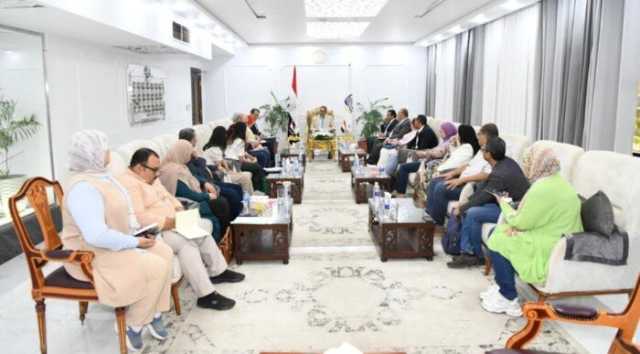 خلال استقباله وفد رفيع المستوى.. محافظ قنا يبحث الموقف التنفيذي لمشروع «حيّنا» و فرص تنمية السياحة الريفية بدندرة