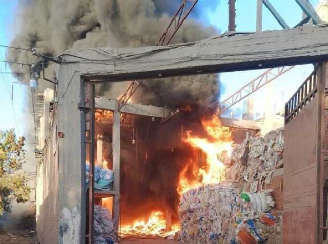 نيابة الخانكة تعاين موقع حريق مخزن البلاستيك بقرية كفر حمزة