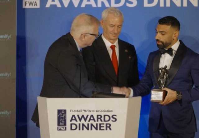 عاجل.. محمد صلاح يتسلم جائزة أفضل لاعب في الدوري الإنجليزي بحفل رابطة الكتّاب