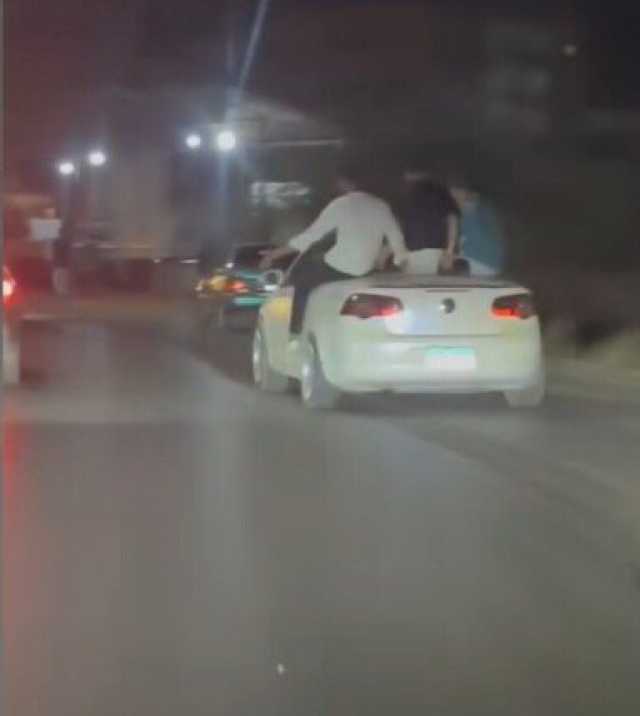 الداخلية تضبط سائق سمح لأشخاص بالجلوس على سقف سيارته بالزقازيق «فيديو»