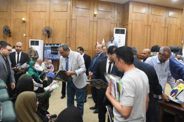 محافظ قنا يُسلم جوازات السفر لحجاج بيت الله الحرام من الجمعيات الأهلية
