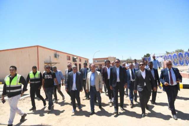 محافظ قنا ورئيس الجهاز المركزي للتعمير يتفقدان مزرعة دواجن قنا