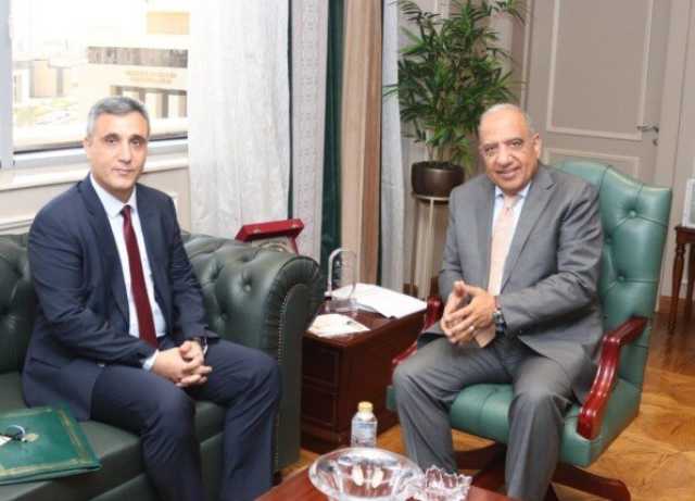 وزير الكهرباء يبحث سبل دعم وتعزيز فرص التعاون والشراكة والاستثمار مع الجزائر
