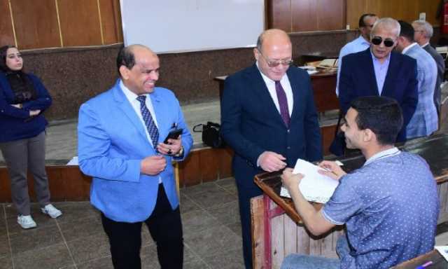 رئيس جامعة سوهاج يُتابع سير الامتحانات بكليات الحاسبات والهندسة والحقوق