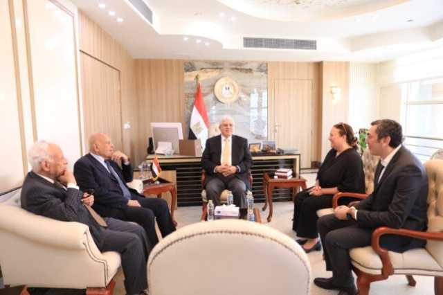 «إسهامات طبية وإنسانية عظيمة».. وزير التعليم العالي يُشيد بإنجازات الجراح العالمي مجدي يعقوب