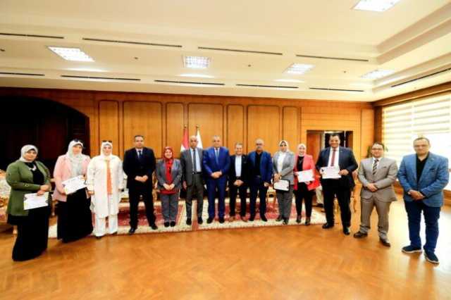 رئيس جامعة كفر الشيخ يكرم مقدمي الدورات التدريبية بمركز الإرشاد النفسي