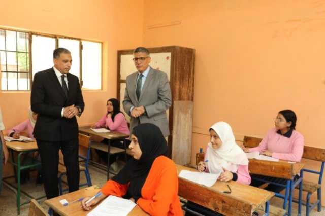 محافظ الجيزة يتفقد لجان الشهادة الإعدادية.. انتظام الامتحانات في أول أيامها