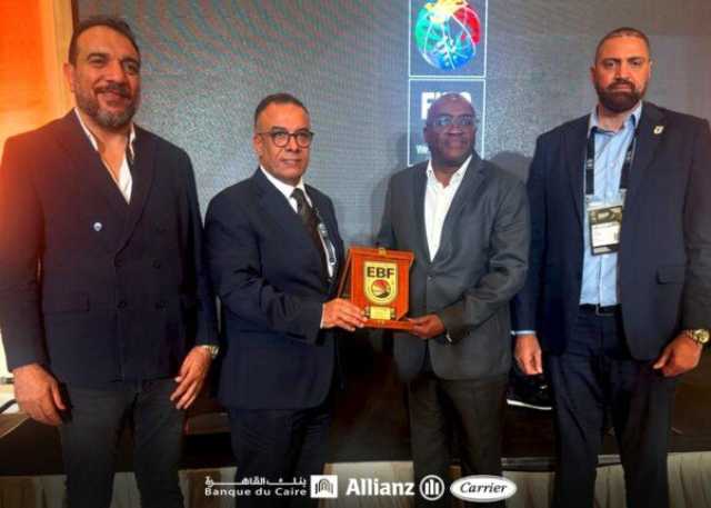 عمرو مصيلحي يكرم رئيس الاتحاد الإفريقي لكرة السلة