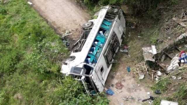 مصرع 10 أشخاص في حادث مأساوي لحافلة طلاب بـ كولومبيا