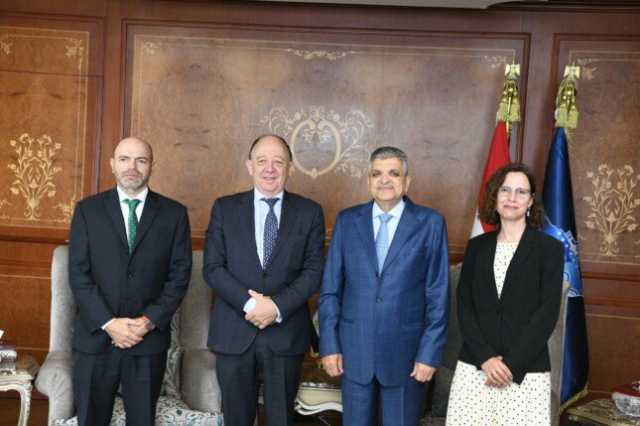 الفريق أسامة ربيع يلتقي السفير الأرجنتيني لبحث سبل التعاون المشترك في مجالات التكريك والنظم الملاحية المتطورة