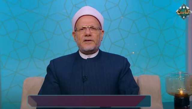 ما حكم الكلام في الهاتف المحمول أثناء الطواف؟.. المفتي السابق يوضح
