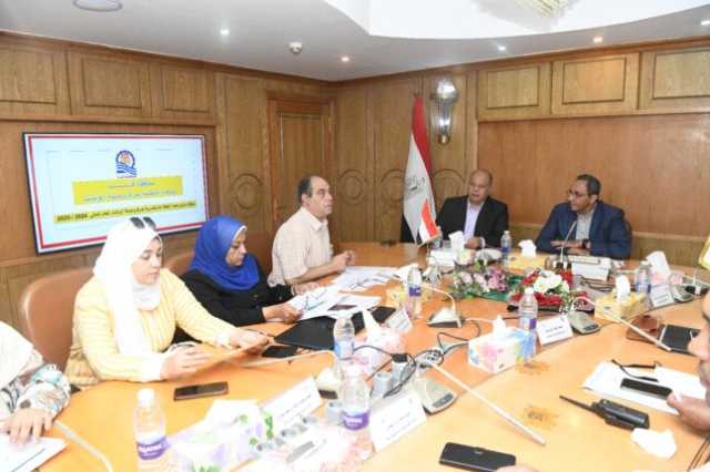 محافظ قنا يتابع الموقف التنفيذي لمشروعات الخطة الاستثمارية