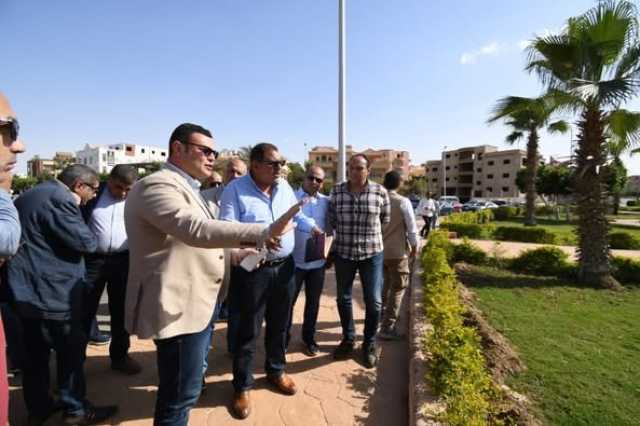 وزير الإسكان يستكمل جولته بتفقد محاور وطرق مدينة الشروق