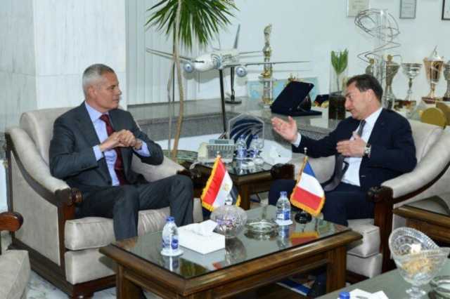 رئيس مصر للطيران يلتقي السفير الفرنسي لبحث التعاون المشترك