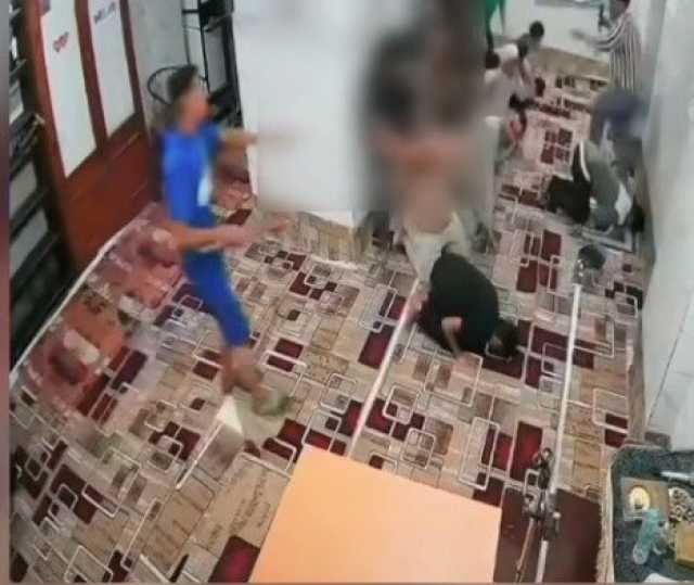 «بالشوم».. اقتحام مسجد أثناء الصلاة في القاهرة | فيديو