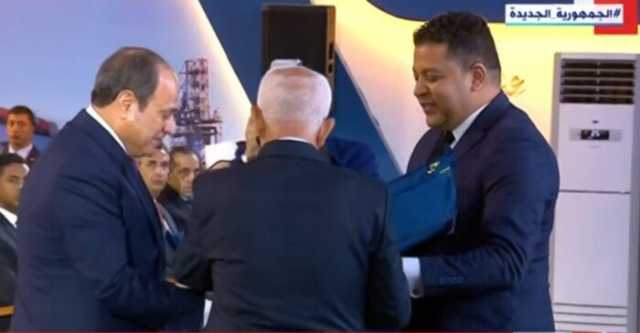 رئيس عمال مصر يقدم درع الاتحاد العام للرئيس السيسي خلال احتفالية عيد العمال 2025