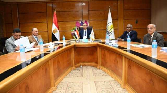 رئيس جامعة أسيوط يترأس لجنة اختيار عميد كلية التربية الرياضية
