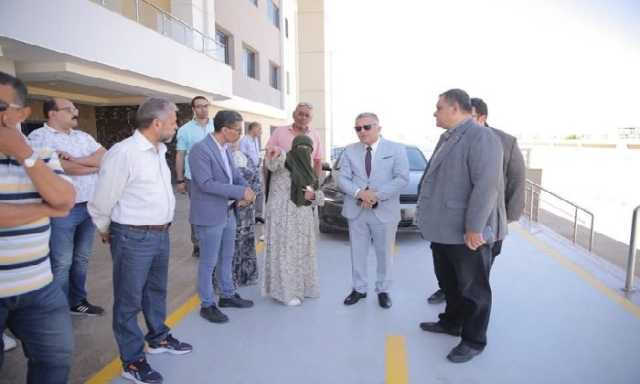 رئيس جامعة السويس يتفقد العيادات الخارجية بالمستشفى الجامعي