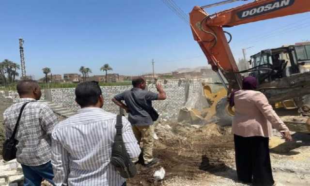 إزالة تعديات على مساحة 3850 متر أراض زراعية وأملاك دولة بقنا