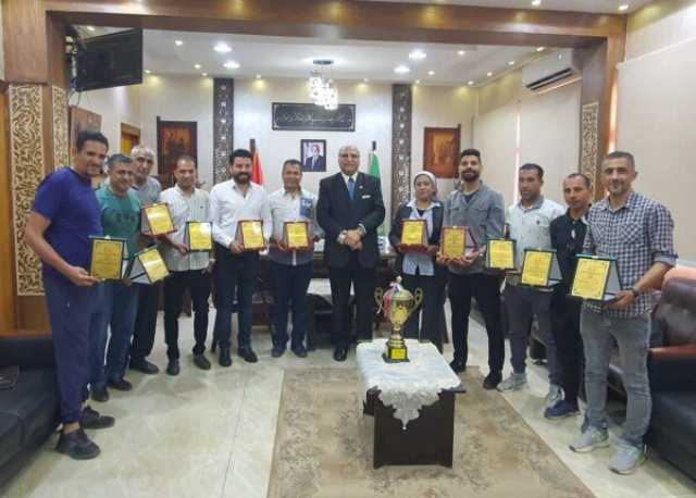 مدير التعليم بالقليوبية يكرم فريق كرة القدم لفوزه ببطولة الدوري العام