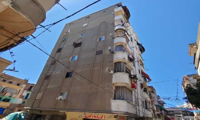سكان عقار في الإسكندرية يستغيثون من كارثة: البيت بيميل ونطالب بالبديل