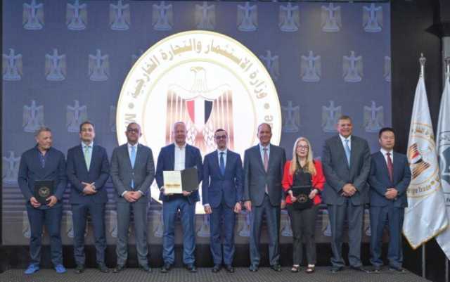 وزير الاستثمار يمنح 6 رخص ذهبية جديدة