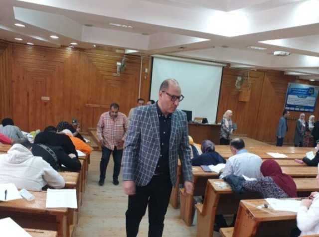 عميد تجارة كفر الشيخ: ضرورة الالتزام بتطبيق القواعد المنظمة للامتحانات
