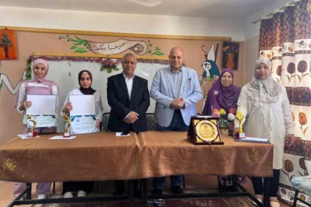 تكريم طالبتين من مدرسة الدكتور محمود بكري بقنا لفوزهما بالمركز الخامس جمهوريًا