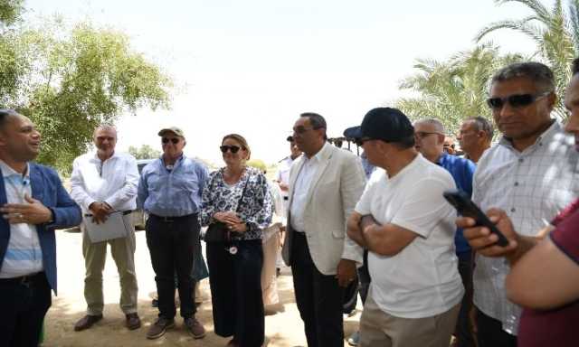 محافظ قنا ومساعد وزير التنمية المحلية ووفد البنك الدولي يتفقدون تكتل النباتات الطبية والعطرية بقفط