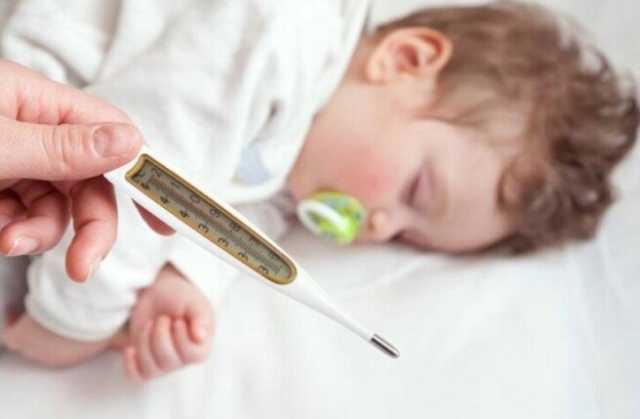 أسباب الحمى المتكررة عند الأطفال وطرق علاجها