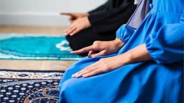 هل تجوز صلاة المرأة من بيتها خلف الإمام؟ الإفتاء تجيب