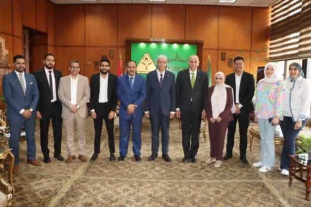 رئيس جامعة المنوفية يكرم الفائزين بالمركز الأول في المسابقة العالمية Hult Prize