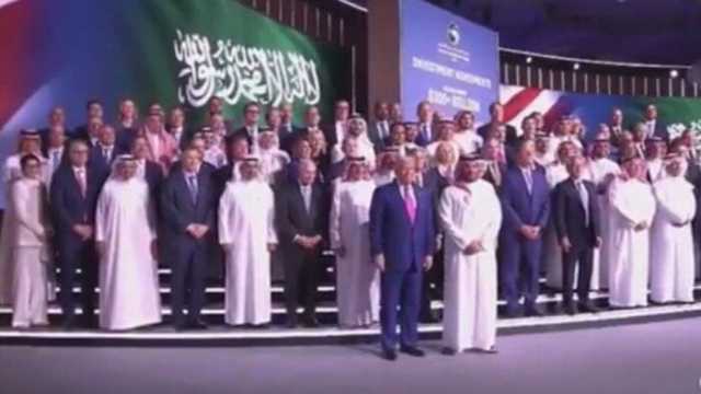 صورة تذكارية لولي عهد السعودية والرئيس ترامب وقادة وممثلي الدول المشاركة بالقمة الخليجية الأمريكية