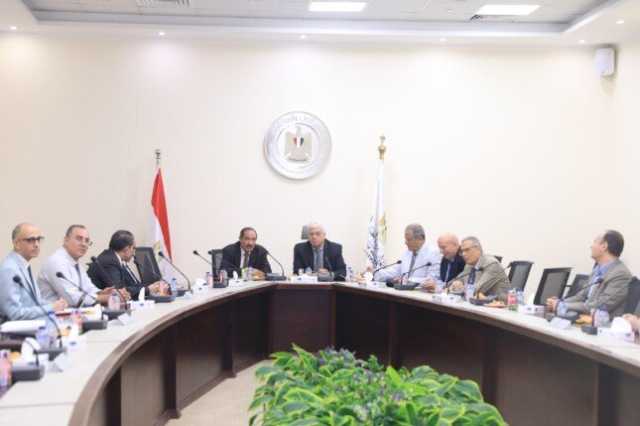 «عاشور» يعقد اجتماعا لتعيين أعضاء هيئة التدريس والهيئة المعاونة بالمعاهد العليا