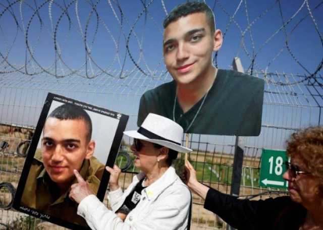 وصول عائلة المحتجز عيدان ألكسندر الذي أفرجت عنه حمـاس إلى قاعدة «رعيم»