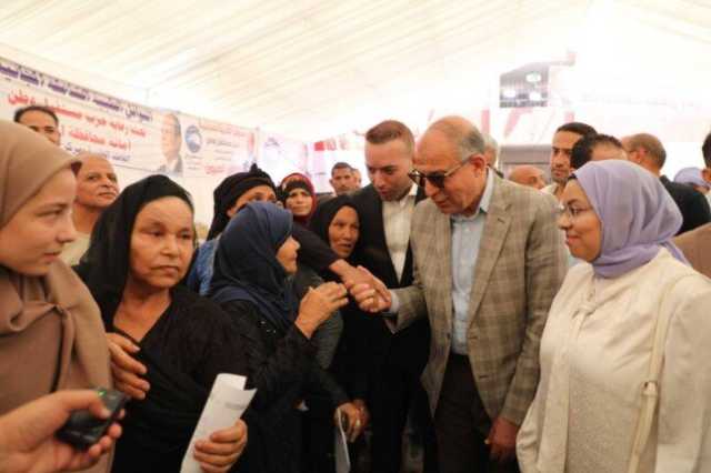 محافظ المنيا يستمع إلى مطالب أهالي جزيرة شارونة ويوجه بصرف إعانات عاجلة لحالات انسانية